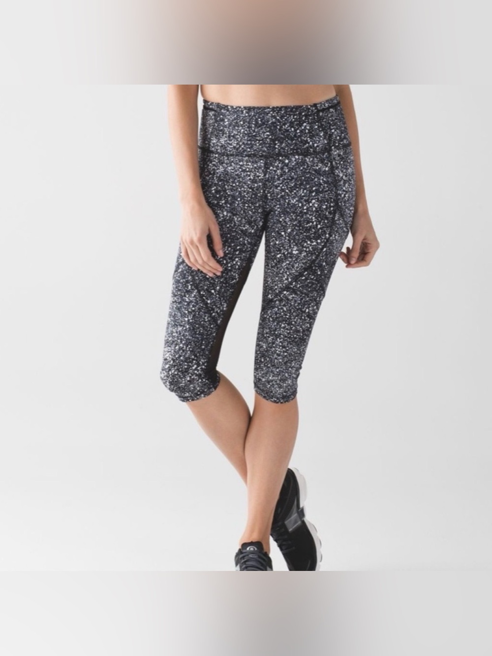 Lululemon Athletica Outrun 17"
Crop Leggings Splatter White
Black / Black Capri